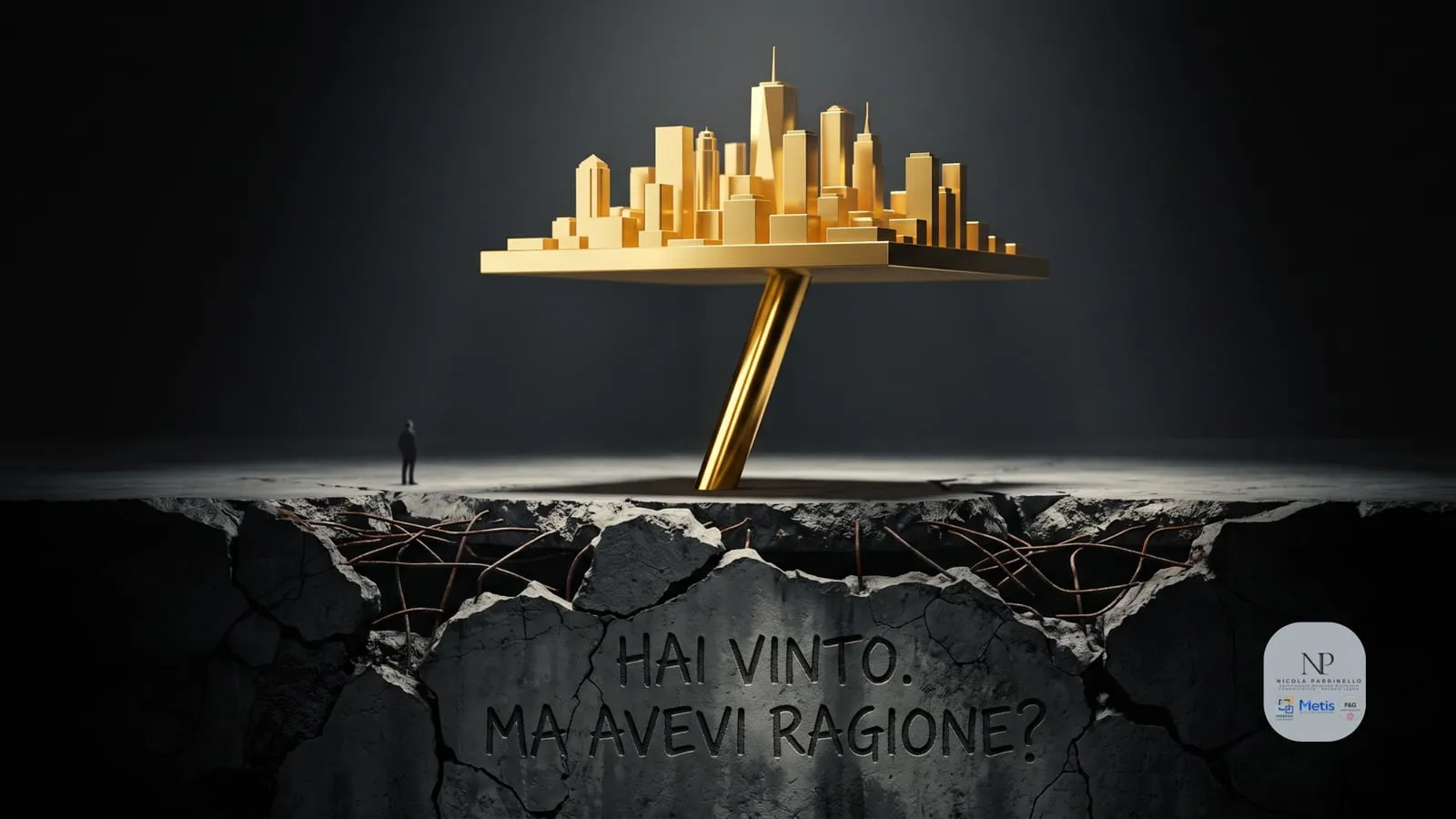 Una città dorata in miniatura in equilibrio su un solo palo inclinato, piantato in un pavimento di cemento spaccato da cui escono tondini arrugginiti; da lontano la osserva un uomo piccolissimo. Sulla pietra è incisa la scritta «Hai vinto. Ma avevi ragione?»