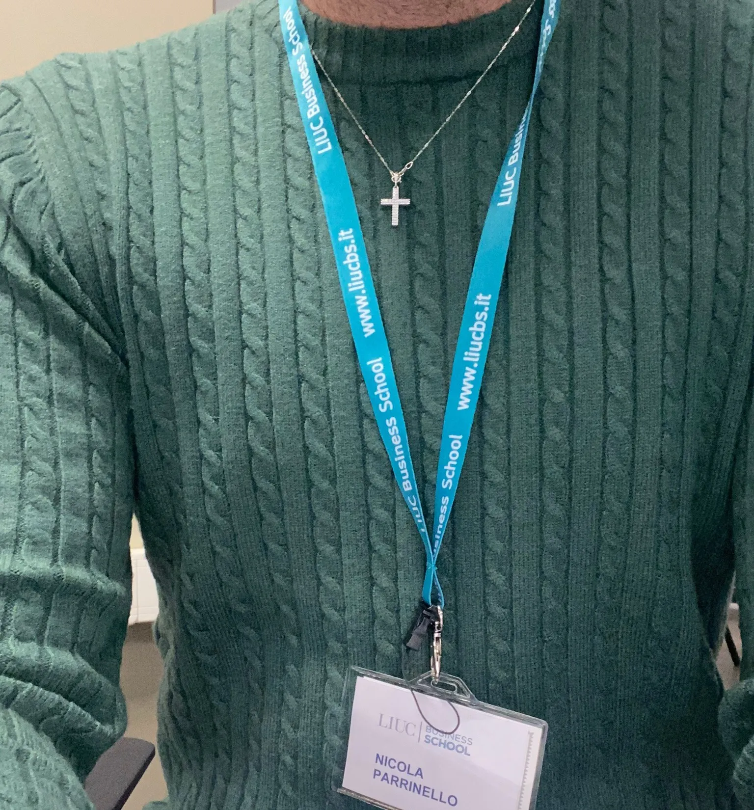 Il badge nominativo della LIUC Business School appeso al collo di Nicola Parrinello durante il corso